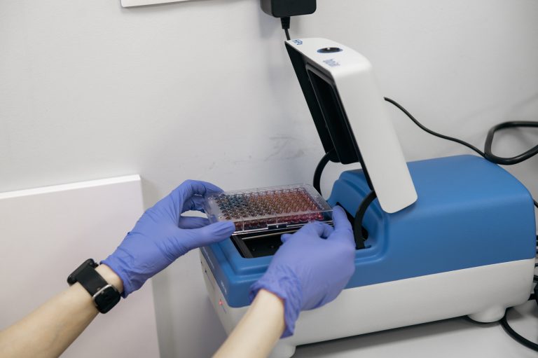 Spectrophotometer for determining the intensity of biochemical reactions
