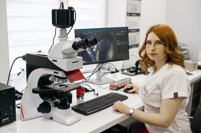 Microscope for imaging cell morphology